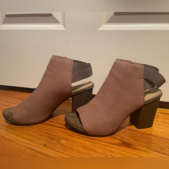 Kenneth Cole Reaction Fridah Fly Heels - Picture 5 of 9